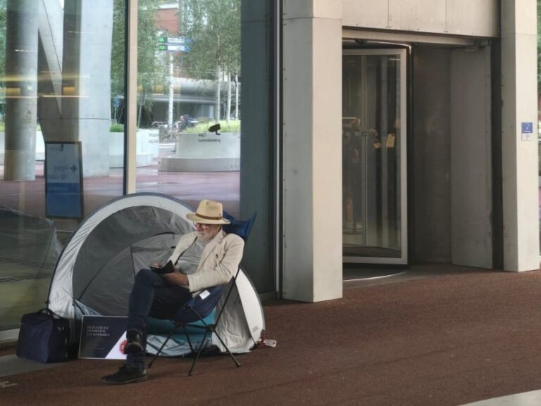 foto van de 1e dag van de hongerstaking voor een generaal kinderpardon voor alle gewortelde kinderen door Eduard Disch