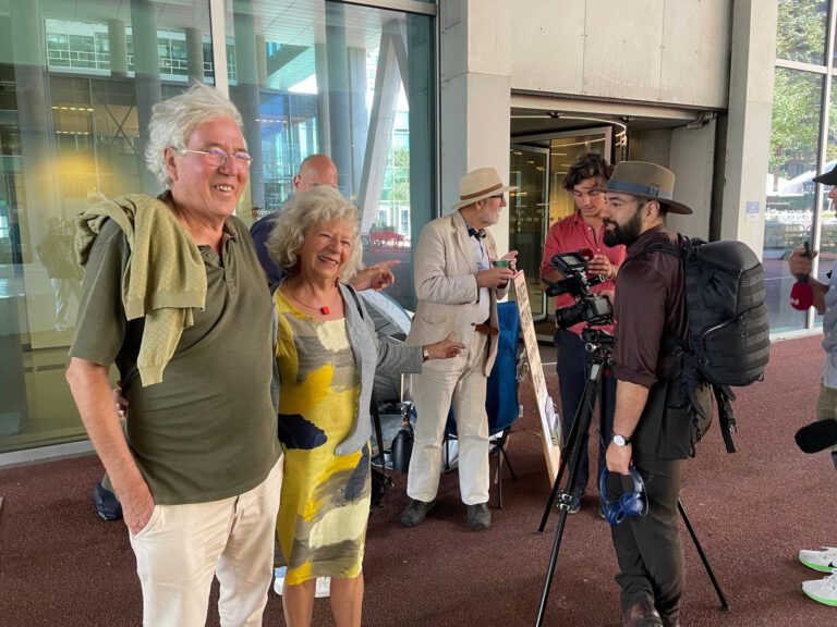 Vrienden uit Maastricht komen Eduard Disch bezoeken tijdens zijn hongerstaking voor de deur van de IND in Den Haag