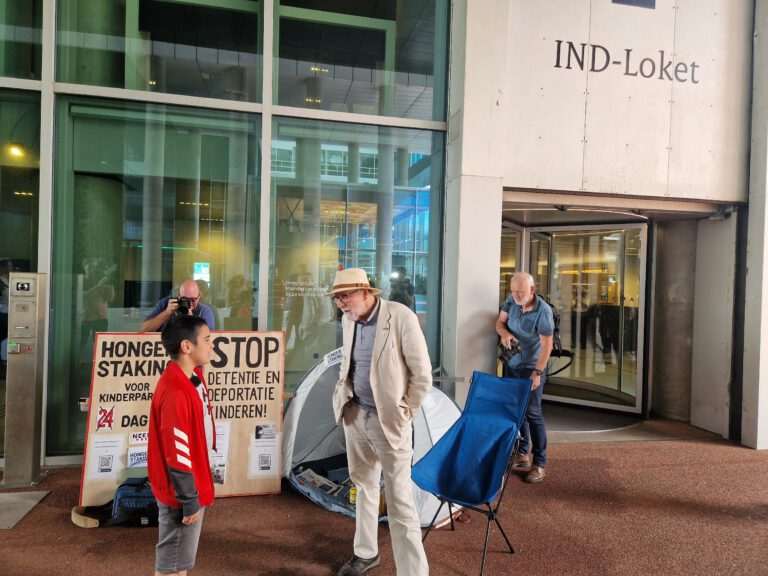 Eduard Disch ontmoet de jonger MIkael tijdens zijn hongerstaking voor een generaal kinderpardon