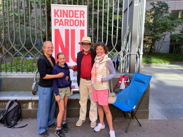 Drie generaties tonen solidariteit met gewortelde kinderen.